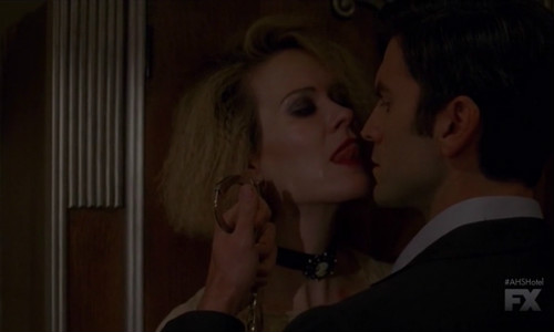 Sally e Jonh Lowe em American Horror Story: Hotel