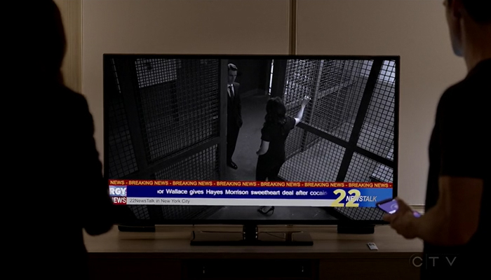 Conviction 1x03 Hayes e Wallace chocados com as imagens da prisão de Hayes nos noticiários 